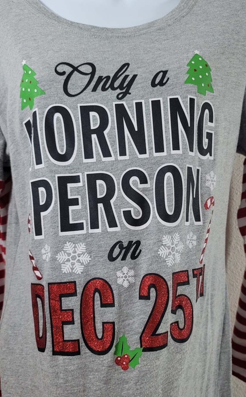 Wound Up Gray Red White Christmas Graphic Shirt XL 15 17 Juniors Lightweight